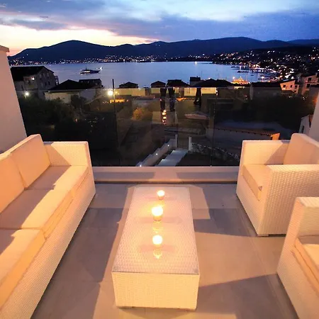 Leona Τρογκίρ