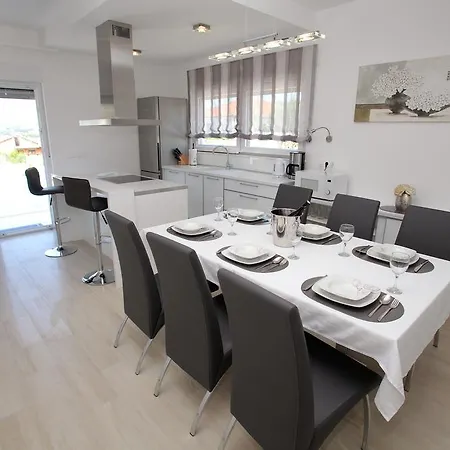 Leona * Τρογκίρ