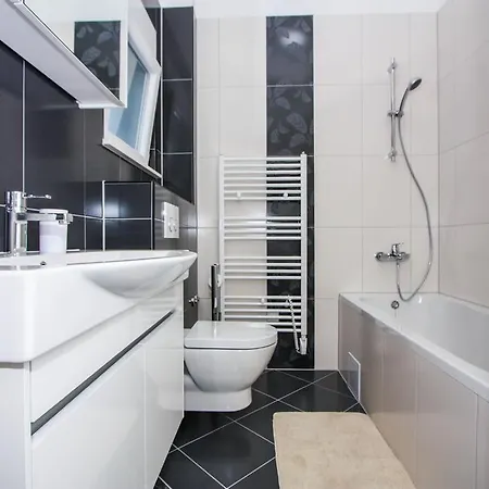 Leona Βίλα Τρογκίρ