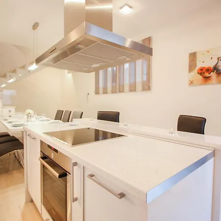 Leona Βίλα Τρογκίρ