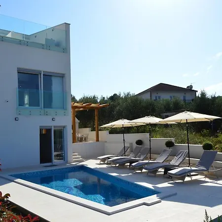 Leona Villa