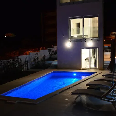 Leona Trogir