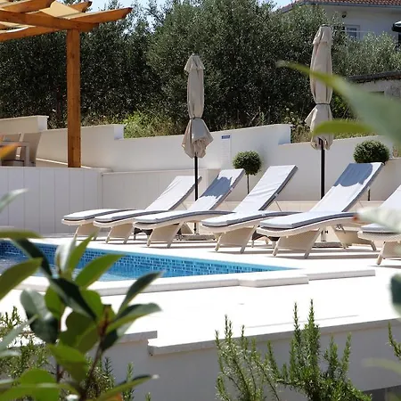 Leona Villa Traù
