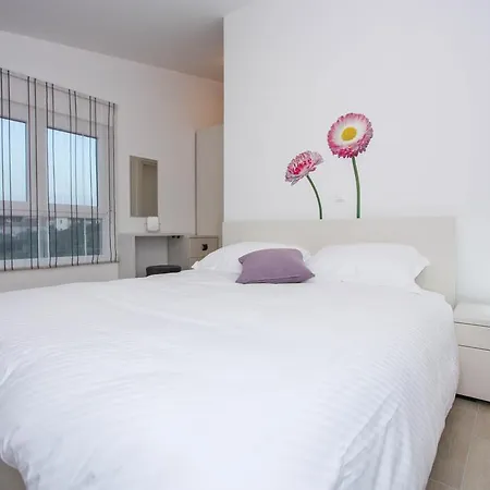 Leona Villa