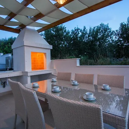 Leona Villa Traù